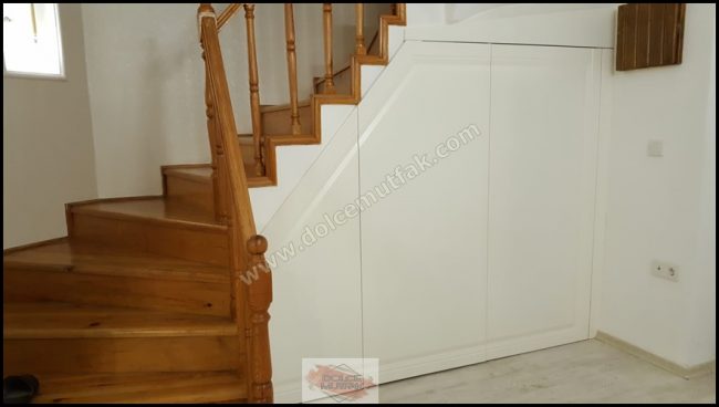 merdiven altına ayakkabılık